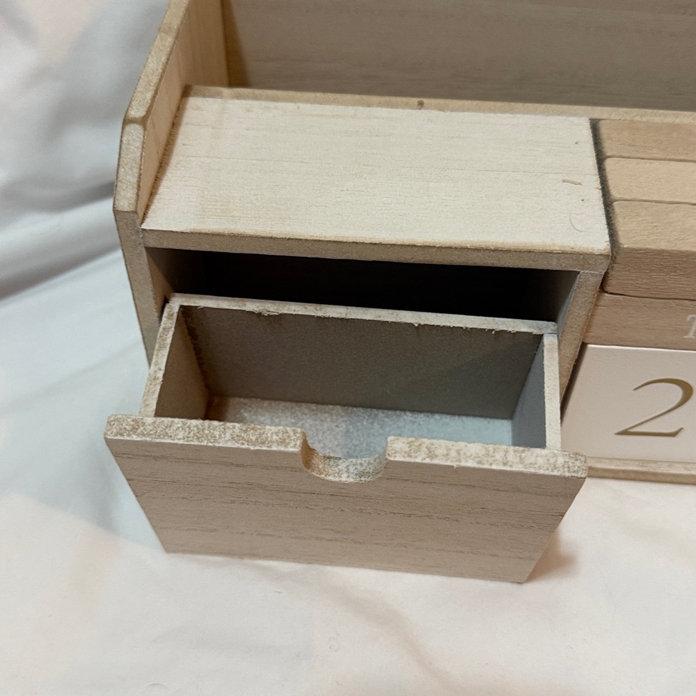 NWOT Rustic Cream Colored Wooden Calendar Mail Organizer - Picture 2 of 9
